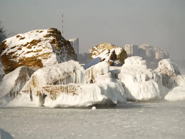 日の出時の氷の石を持つ海岸線 — ストック写真