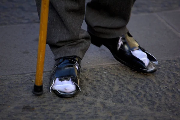 Hombre Caminando Con Zapato Roto — Foto de Stock