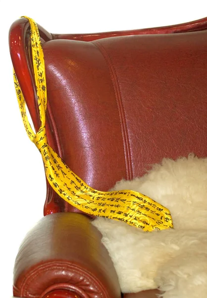 Gelbe Krawatte Hängt Der Stuhllehne — Stockfoto