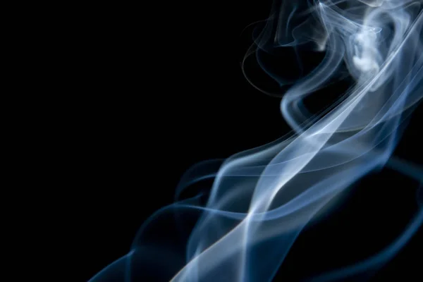 Humo Blanco Azul Que Sube Diagonalmente Contra Fondo Negro — Foto de Stock