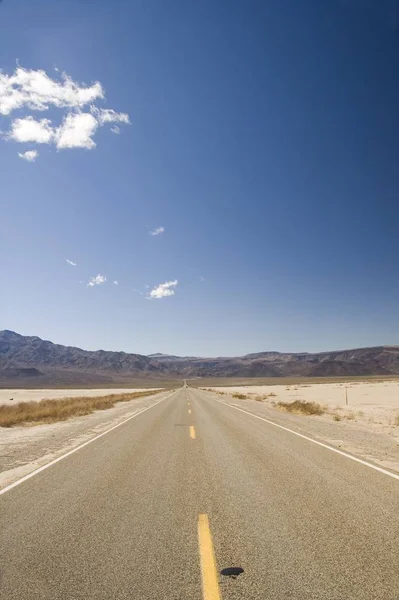カリフォルニア州デスバレーの砂漠を横切る直線道路 — ストック写真