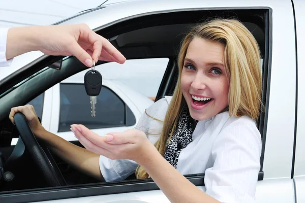 Szczęśliwa Kobieta Odbioru Samochodu Klucz — Zdjęcie stockowe