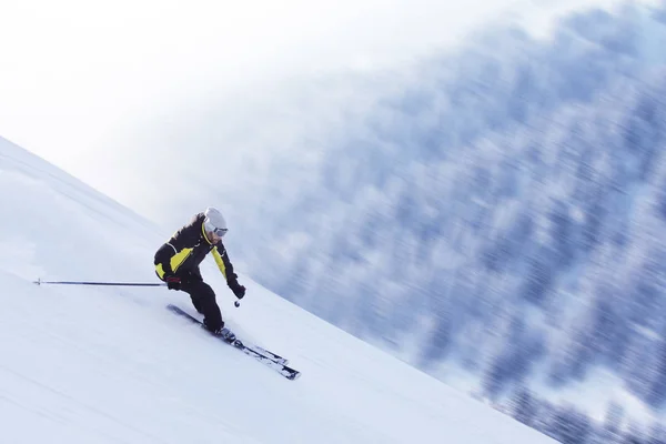 Esquiador Esquiando Cuesta Abajo Las Altas Montañas Solden Austria — Foto de Stock