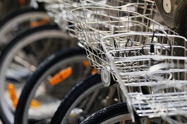 Bicicletas Con Cestas Metálicas Calle Ciudad Foto Con Lente Basculante — Foto de Stock