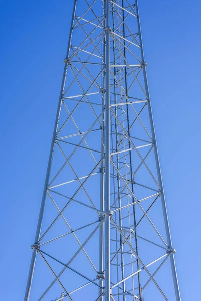 Torre Acero Con Escalera Interior Contra Cielo Azul — Foto de Stock