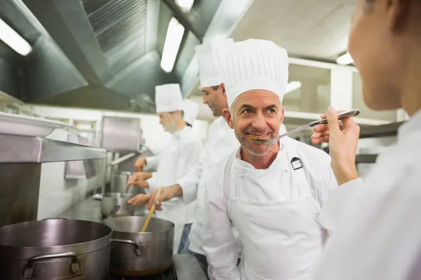 Jefe Chef Degustación Una Cucharada Sopa Una Cocina Comercial — Foto de Stock