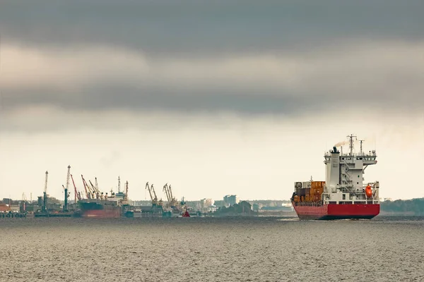 Nave Container Cargo Rossa Che Entra Nel Porto Riga Giornata — Foto Stock