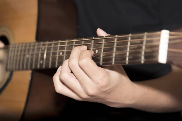 Ainda Vida Homem Tocando Guitarra Perto — Fotografia de Stock