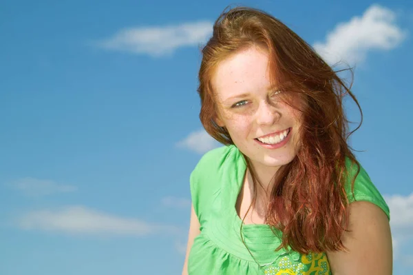 空に微笑む緑の美しい女性 — ストック写真