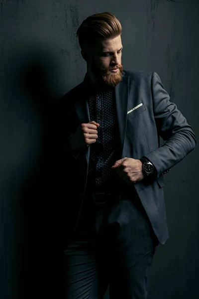 Elegante Bonito Barbudo Homem Moda Terno Posando Preto — Fotografia de Stock