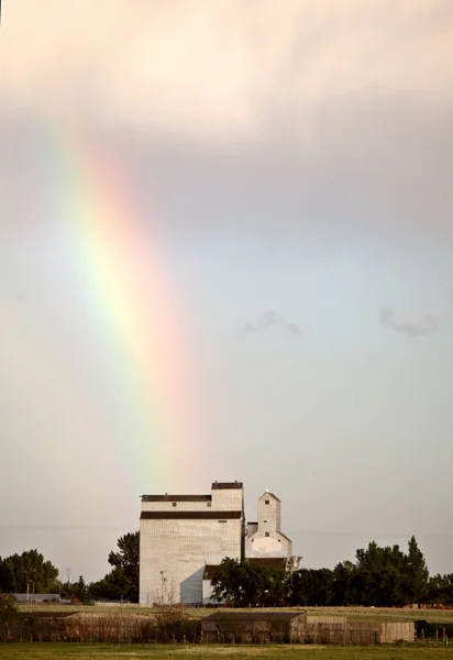 Regenboog Aanraken Neer Achter Bengough Saskatchewan — Stockfoto