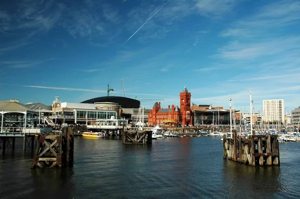 Baía Cardiff Com Edifício Histórico Vermelho Verão Muito Agradável Dia — Fotografia de Stock