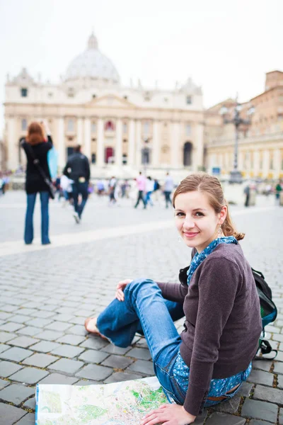ローマのバチカン市国のサン ピエトロ広場で地図を勉強するかなり若い女性観光客 — ストック写真