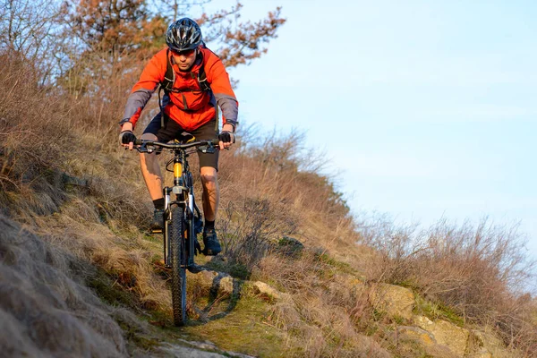 Enduro Fahrer Auf Dem Mountainbike Auf Dem Steinigen Weg Extremsportkonzept — Stockfoto