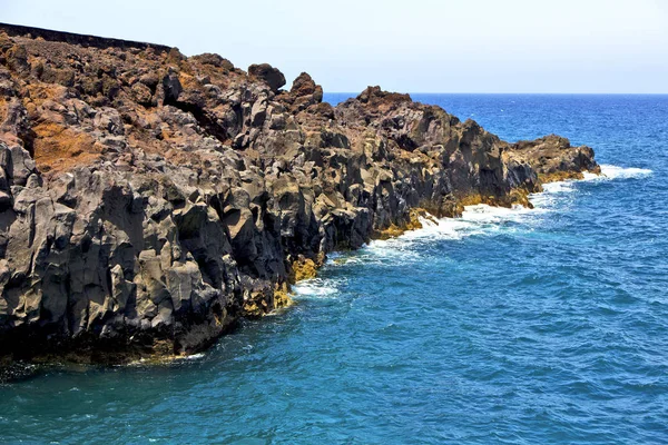 Hnědé Skály Bílém Pobřeží Lanzarote Španělsko Pláže Kamenné Vodě Letní — Stock fotografie