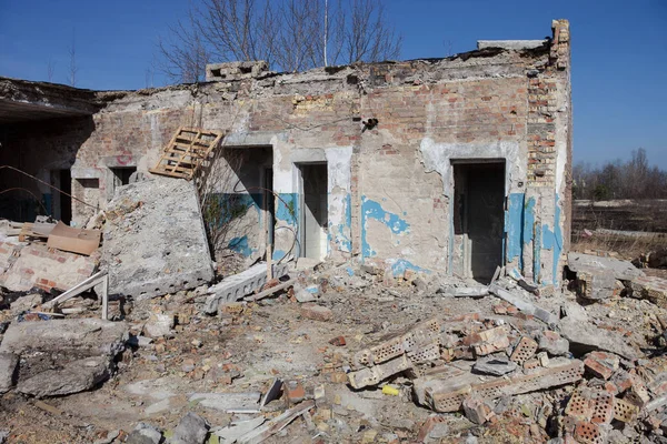 Velho Edifício Tijolos Arruinado Pilhas Detritos Construção — Fotografia de Stock