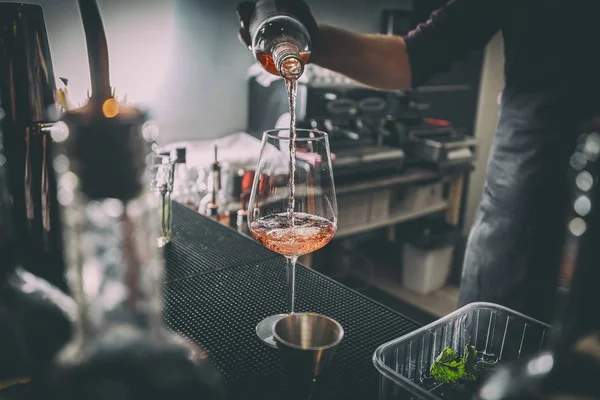 Bartender Derramando Vinho Vidro — Fotografia de Stock