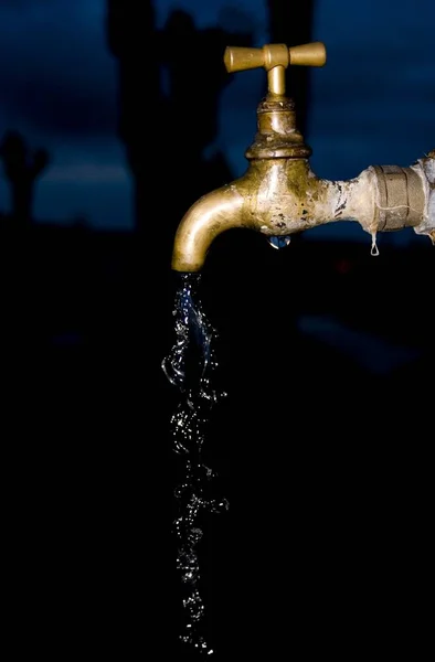 Gotas Agua Que Fluyen Relajante Imagen — Foto de Stock