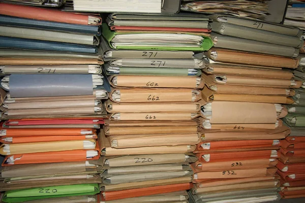 Разноцветные Картонные Файлы Содержащие Кучу Бумажной Работы — стоковое фото
