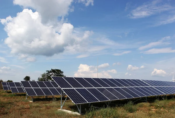太阳能电池板太阳能发电厂 — 图库照片