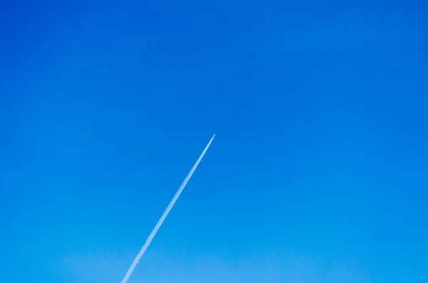 Bulutsuz Bir Gökyüzünde Izler Bırakan Uçaklar — Stok fotoğraf