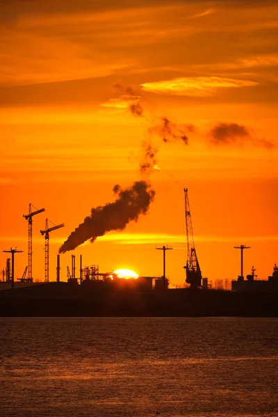 Industrieller Hintergrund Kraniche Umweltverschmutzung Und Orangefarbener Sonnenuntergang Vertikal — Stockfoto