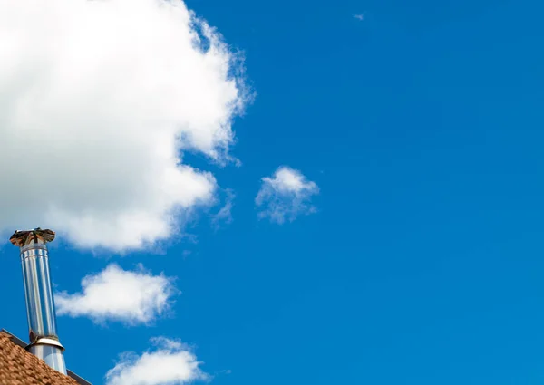 Chimenea Techo Bajo Cielo Azul Nubes Con Espacio Copia — Foto de Stock