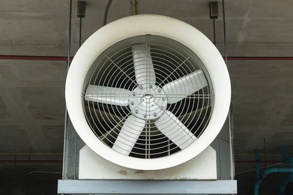 Industrieller Ventilator Hinter Einem Metallgitter — Stockfoto