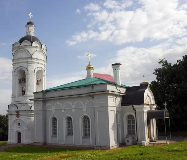 Ortodox Vit Kyrka Med Klocka Överförgyllda Kupoler Och Korsar — Stockfoto