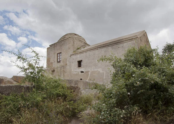 Landschap Relikwieën Van Afgedankte Kerk Met Koepel Cappadocië Turkije Begroeide — Stockfoto