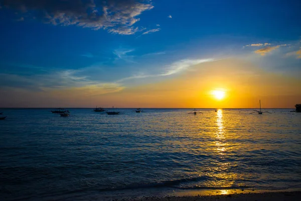 Petit Voilier Sur Magnifique Coucher Soleil Aux Philippines — Photo