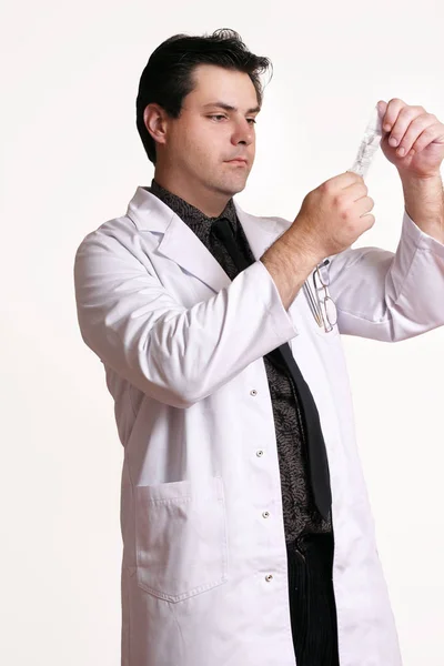 Médico Segurando Solução Salina — Fotografia de Stock