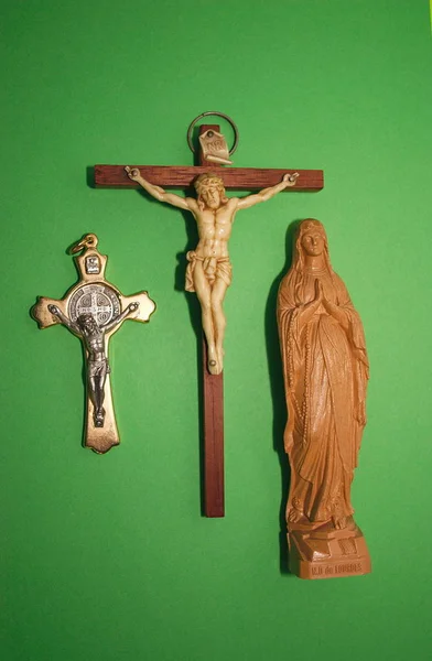 Due Crocifissi Una Figura Maria Uno Sfondo Verde — Foto Stock