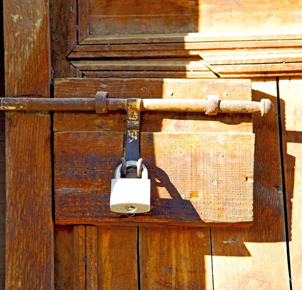 金属灰色アフリカのモロッコに古い木のファサードの家とさびた安全の南京錠 — ストック写真