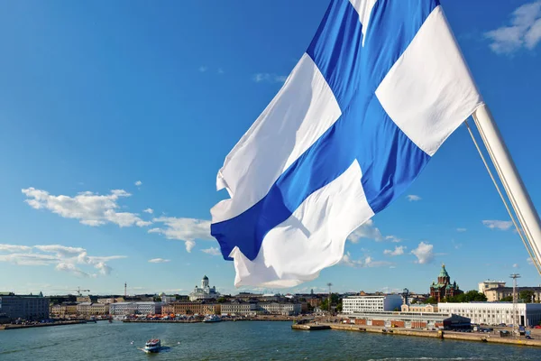 Bandeira Finlândia Contra Panorama Helsínquia — Fotografia de Stock