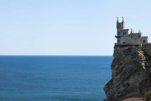 Castelo Junto Mar Está Rocha Altamente Acima Água — Fotografia de Stock