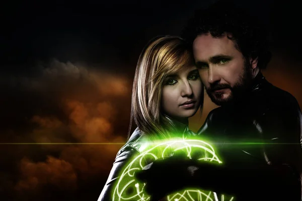 Amantes Casal Super Heróis Futuro Escudo Verde Sobre Paisagem Nublada — Fotografia de Stock