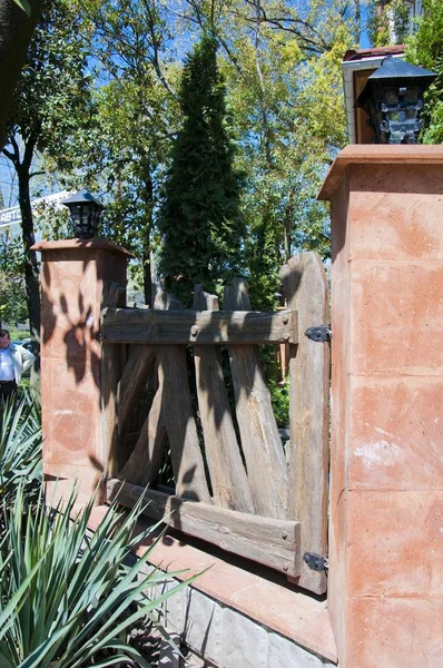 Schöner Holzzaun Sonnigen Garten — Stockfoto