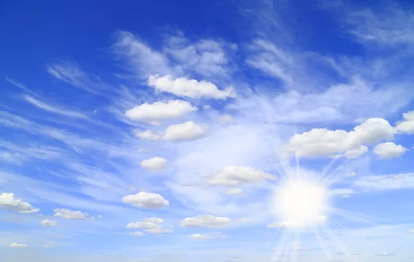 Nebeská Krásná Krajina Sluncem Mraky Modrou Oblohou — Stock fotografie