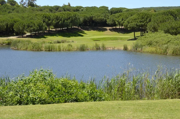 Agujero Difícil Con Gran Obstáculo Acuático Campo Golf Andalucía —  Fotos de Stock
