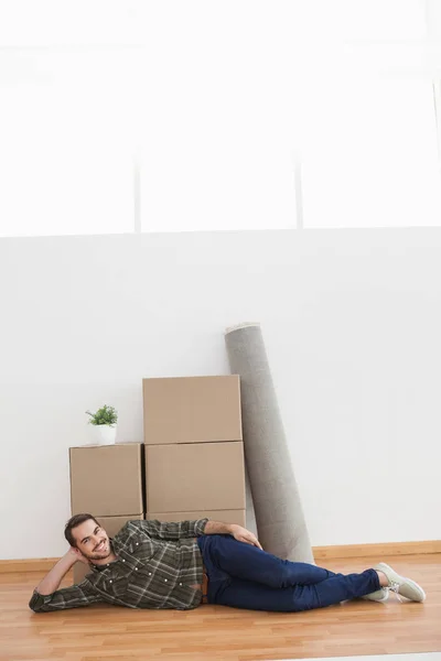 Hombre Feliz Posando Con Cajas Móviles Casa Sala Estar — Foto de Stock