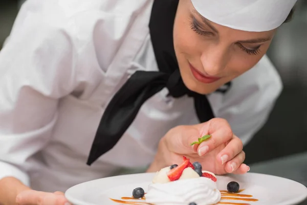 Chef Sorrindo Colocando Folha Hortelã Prato Merengue Uma Cozinha Comercial — Fotografia de Stock