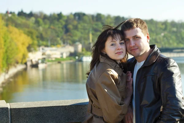 Pareja Joven Puente Río — Foto de Stock