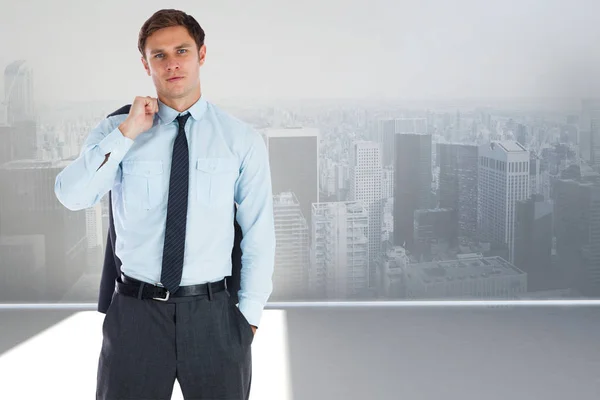 Hombre Negocios Serio Sosteniendo Chaqueta Contra Escena Ciudad Una Habitación — Foto de Stock