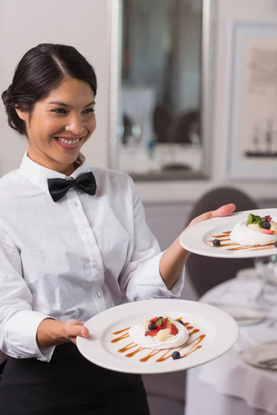 Garçonete Bonita Segurando Dois Pratos Sobremesa Restaurante Chique — Fotografia de Stock