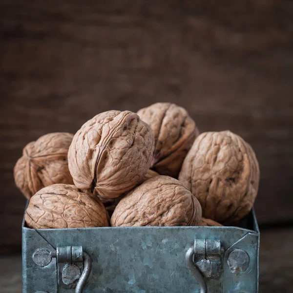 Vlašské Ořechy Malé Železné Krabici Detailní Dřevěné Pozadí — Stock fotografie
