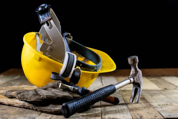 Casco Giallo Attrezzi Falegname Falegname Vecchio Tavolo Legno Fondo Nero — Foto Stock