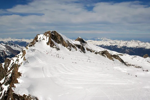 Widok Lotu Ptaka Stok Narciarski Wyciąg Górach Alpejskich Błękitnym Niebie — Zdjęcie stockowe