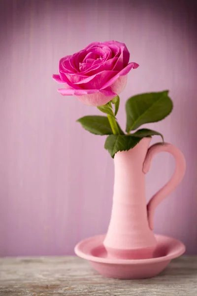 Różowe Róże Wazonie Dekoracja Valentine Day Drewnianej Półce — Zdjęcie stockowe