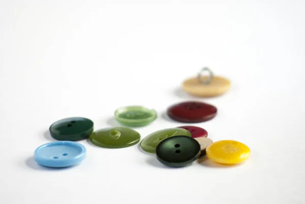 Una Variedad Botones Reciclados Diferentes Colores Tamaños Dispersos Sobre Fondo — Foto de Stock